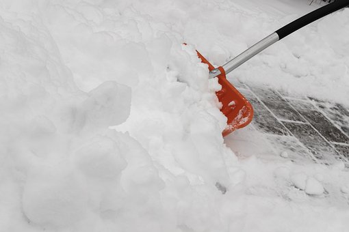 Sneeuw ruimen op het voetpad!